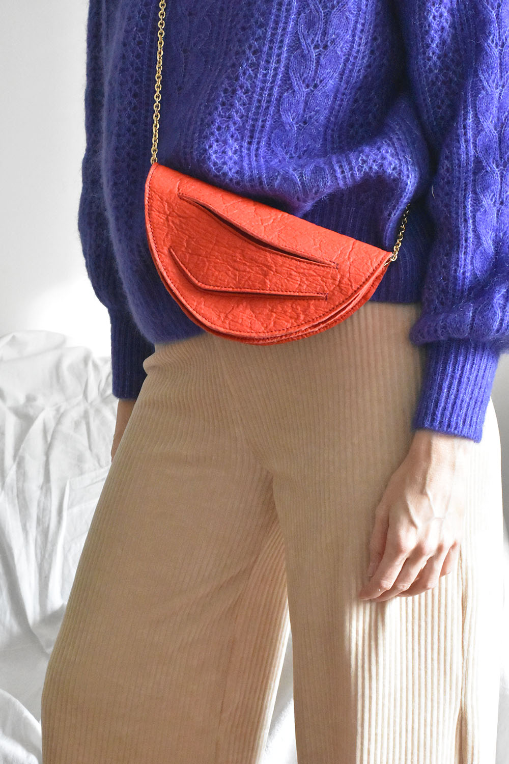 Handmade red silver vegan handbag, crossbody, clutch bag with unique wrist strap by Hungarian, Budapest based designer. Bőr designer válltáska, táska márka, magyar tervező.