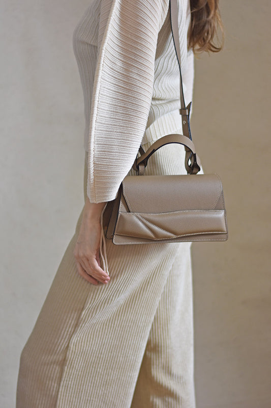 Magyar designer bőr crossbody táska, egyedi, női, uniszex, iparművész válltáska, különleges színekben, személyre szabott monogram, ajándék csomagolással. Handmade genuine leather crossbody bag by Budapest based fashion designer, unique wrist strap handle, gift wrap available. Limited quantities, ethical production.