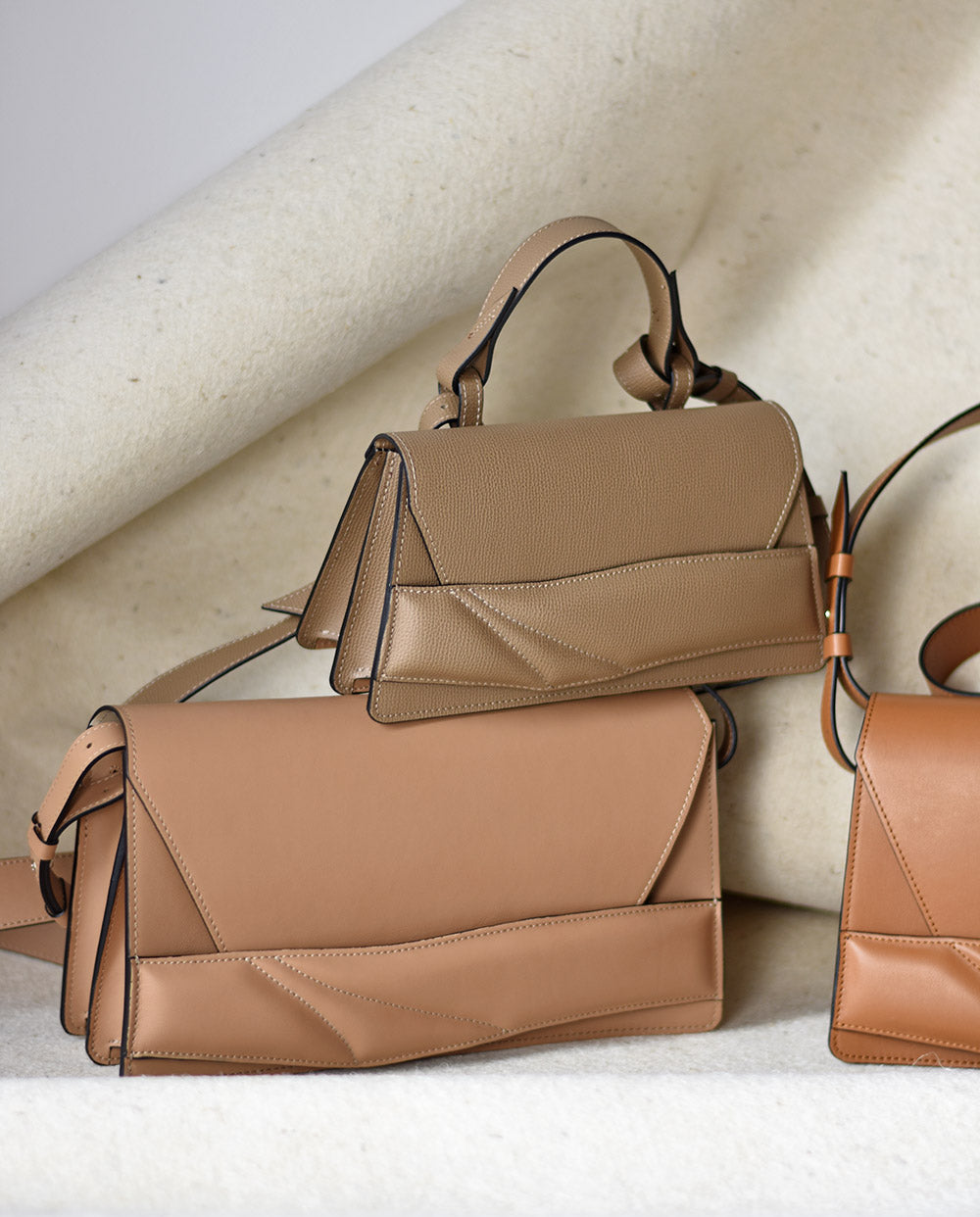 Sand, caramel and hazel brown coloured crossbody bags with qulted matelasse wrist strap design from independent designer. Homokszín, karamell és barna lindasieto válltáskák, magyar tervezőtől.