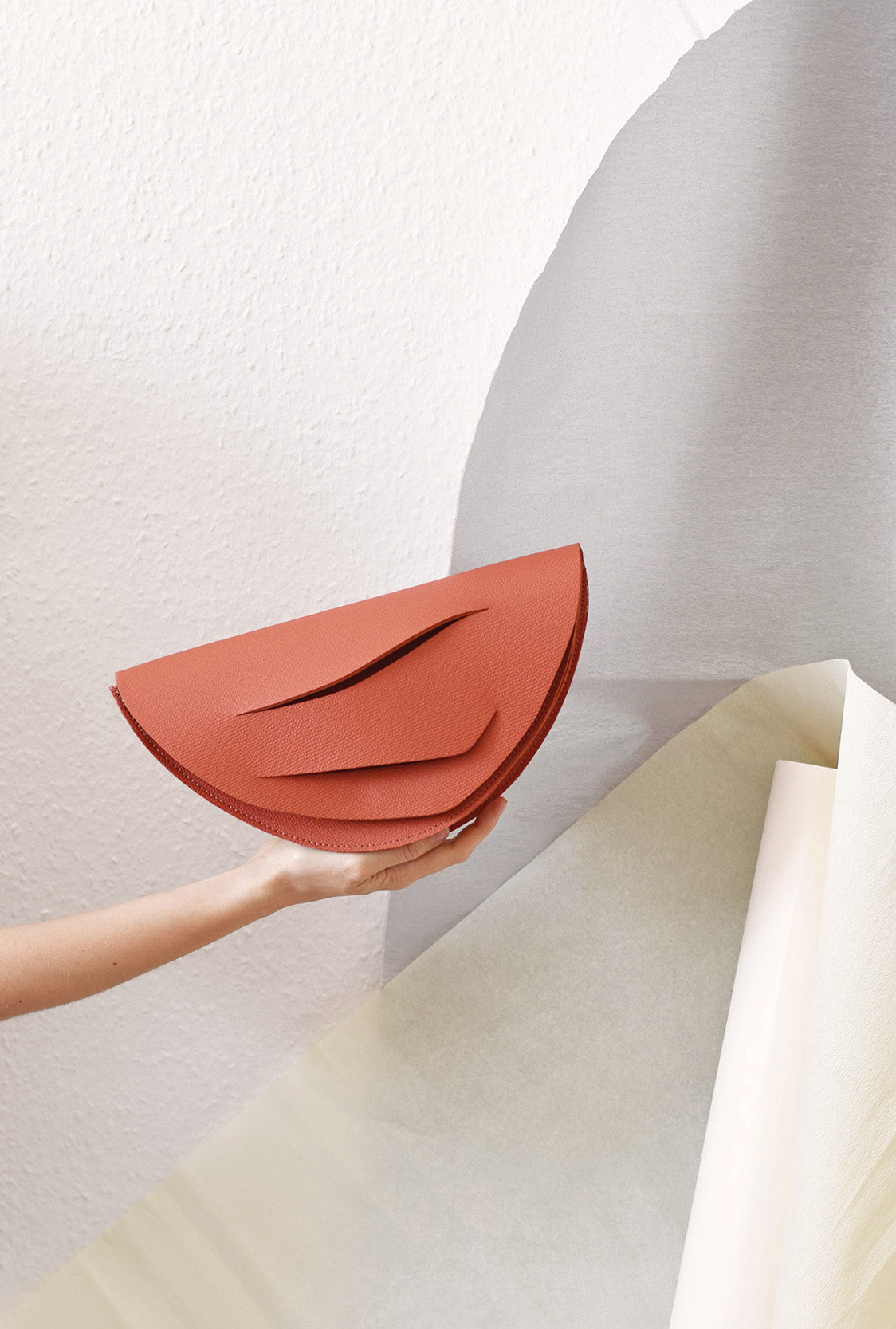 Egyedi bőr designer táska, magyar iparművész táska tervező,  prémium olasz bőrök, személyre szabott ajándék felirat /monogram, magyar márka ~
Sustainable, unique orange genuine leather crossbody, half moon bag, handbag, charms, keyring, keychain, Italian leather. Limited numbers, custom colors, personalization, gift wrapped, Budapest based designer.
