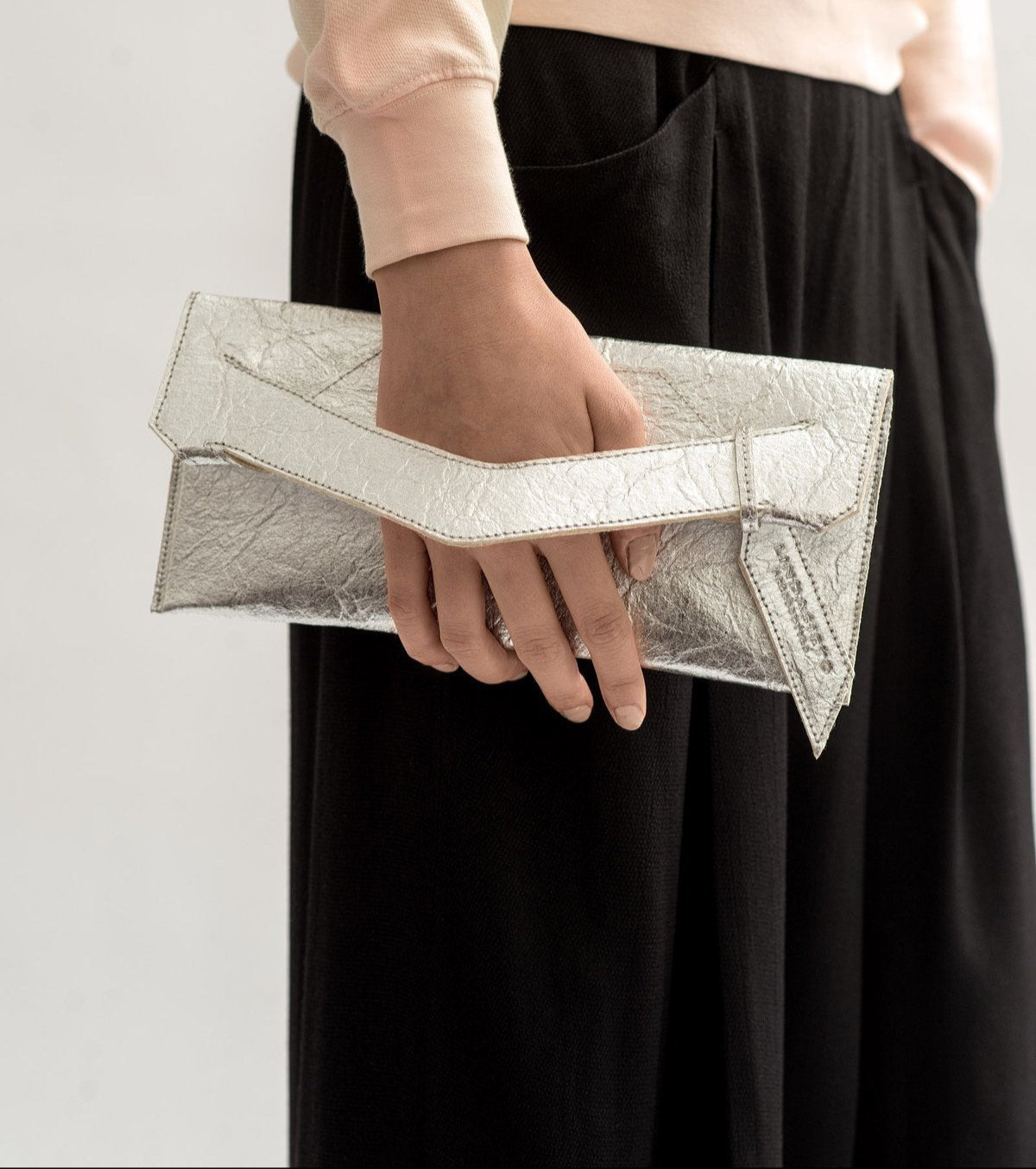Egyedi vegán bőr designer táska, magyar tervező,  növényi innovatív textil, magyar márka ~
Sustainable, unique plant-based textile clutch bag by Budapest based designer brand. 